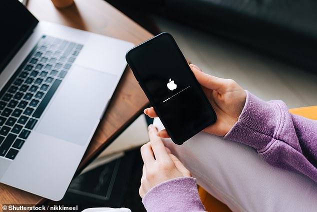 تم إصدار iOS 17.2 في وقت سابق من هذا الأسبوع، وهو متوفر الآن لأجهزة iPhone XS والإصدارات الأحدث، وiPad Pro مقاس 12.9 بوصة من الجيل الثاني وأحدث، وiPad Pro مقاس 10.5 بوصة، وiPad Pro مقاس 11 بوصة من الجيل الأول وأحدث، وiPad Air الجيل الثالث وأحدث وiPad من الجيل السادس والإصدارات الأحدث، وiPad mini من الجيل الخامس والإصدارات الأحدث