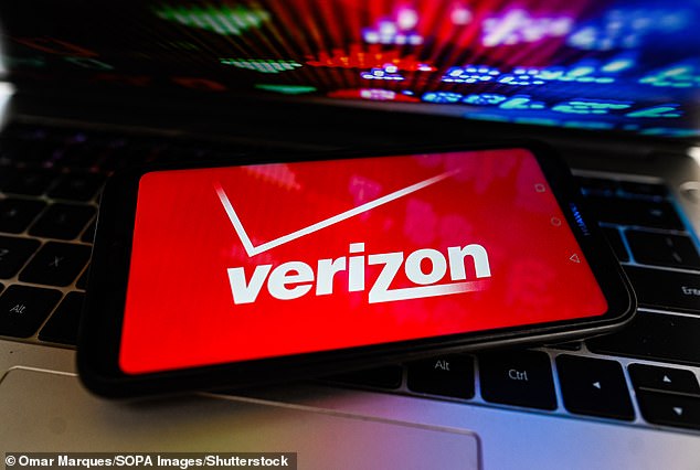 تعمل Verizon على بناء المزيد من الأبراج الخلوية لتلبية الطلب المتزايد.
