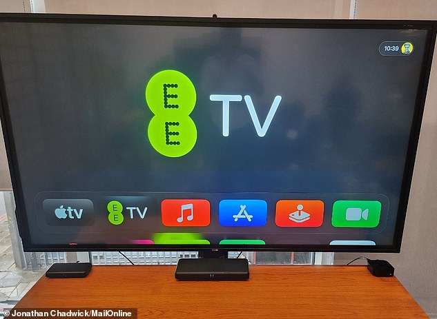 يتم تشغيل تطبيق EE TV (في الصورة هنا) على Apple TV 4K.  انقر على تطبيق EE TV وسيظهر لك دليل تلفزيوني مباشر