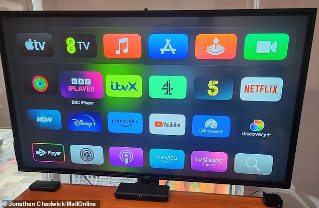 يظهر Apple TV وEE TV كتطبيقات إلى جانب أمثال BBC iPlayer وNetflix، بالإضافة إلى تطبيقات لخدمات Apple مثل FaceTime App Store وApple Music.