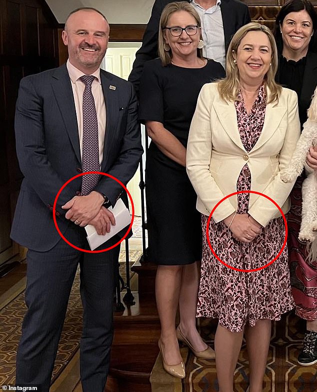 نصحت السيدة ماهلر السيدة Palaszczuk بإمساك يديها مثل أندرو بار (يسار) لتجنب وضع