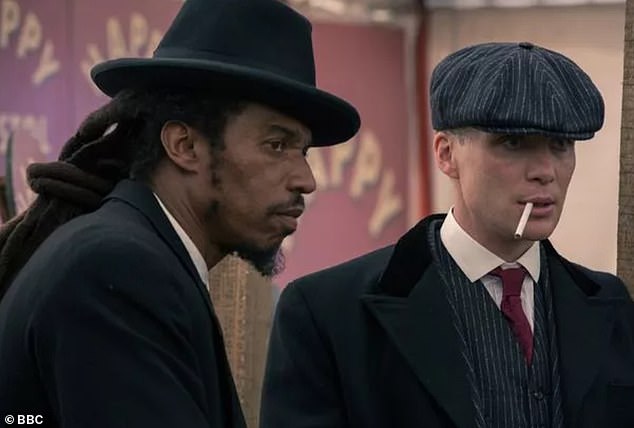 لقد لعب دور البطولة في دراما الجريمة الشهيرة Peaky Blinders، حيث لعب دور الواعظ Jeremiah 'Jimmy' (يسار) في 14 حلقة.  تم تصويره مع سيليان ميرفي، على اليمين