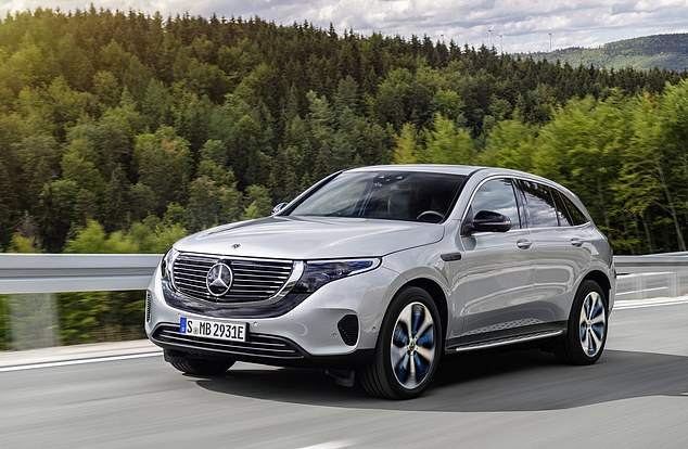 يمكن للأشخاص الذين يشترون سيارة مرسيدس EQC 400 4MATIC، في الصورة، الحصول على صفقة تمويل PCP بنسبة صفر بالمائة - على الرغم من أنه في نهاية العقد، فإن تسليم المفاتيح وشراء نفس الطراز المستعمل يمكن أن يوفر للمالك 2000 جنيه إسترليني مقارنة بالدفعة البالونية