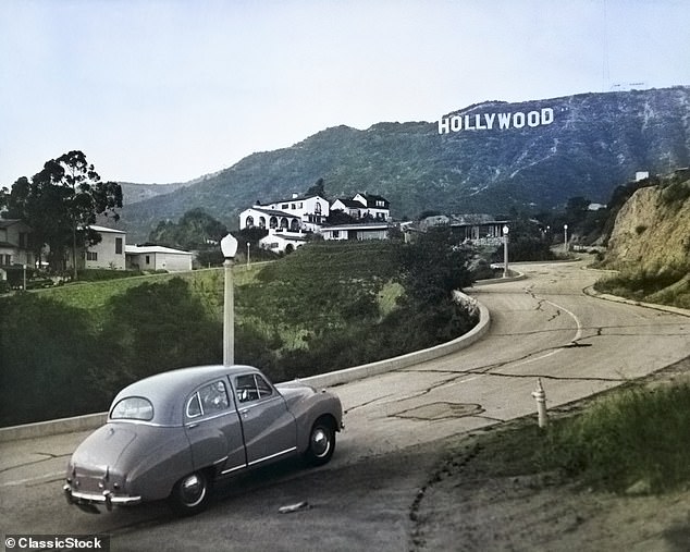 تحافظ مجموعة Hollywood Sign Trust غير الهادفة للربح على المعلم وتأكد من أن اللافتة شهدت طبقة طلاء جديدة لليوم الكبير.  استهلكت عملية تجديد عيد الميلاد 400 جالونًا من الطلاء الأبيض.