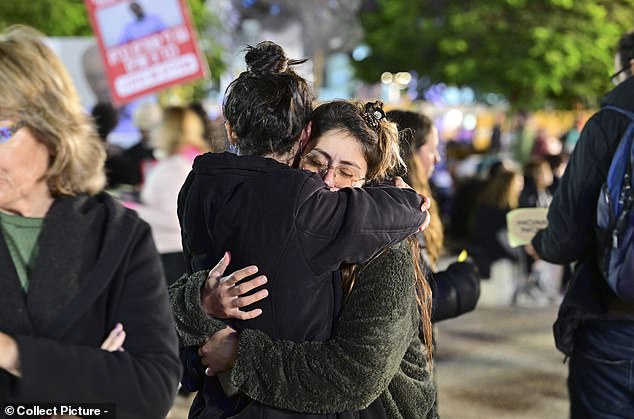 امرأتان تعانقان في مظاهرة عاطفية في تل أبيب، إسرائيل مساء السبت