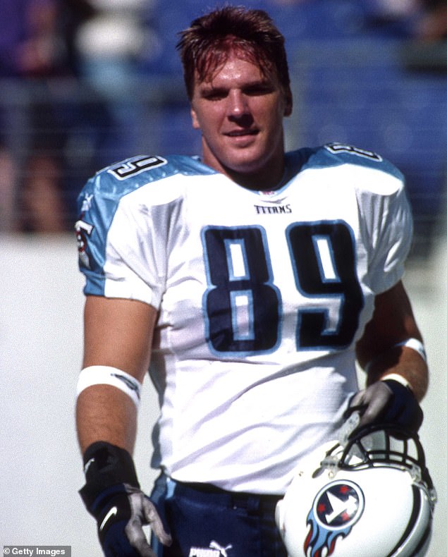 تم تسمية Wycheck في Ring of Honor لـ Titans بعد اللعب في الامتياز لمدة ثماني سنوات