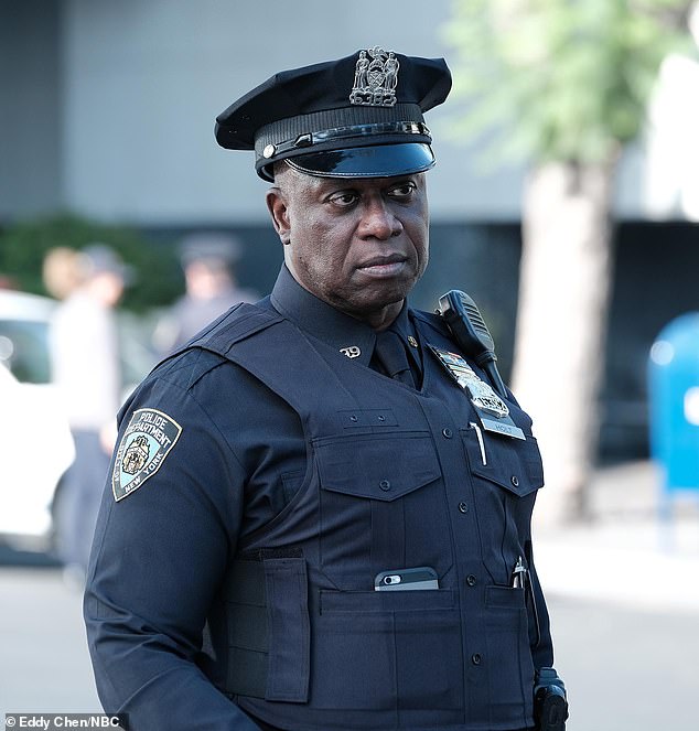 لعب Braugher دور ريموند هولت في 153 حلقة من مسلسل Brooklyn Nine-Nine