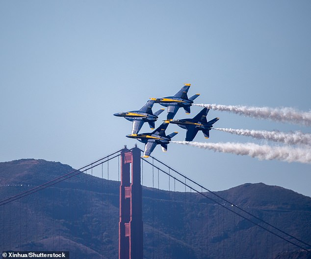 فريق الأكروبات البحرية الأمريكية Blue Angels يؤدي عرضًا جويًا لأنشطة أسبوع الأسطول السنوي في سان فرانسيسكو، الولايات المتحدة، 6 أكتوبر 2023