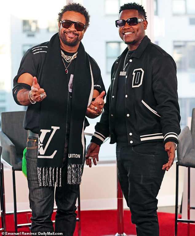 توقف Shaggy وBruce Melodie عند موقع DailyMail.com في مدينة نيويورك للدردشة حول تعاونهما الموسيقي وعروض Jingle Ball.