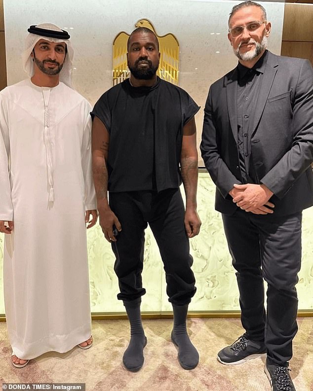 صور ويست وهو يرتدي أحدث منتجات Yeezy منذ انتهاء الشراكة مع Adidas