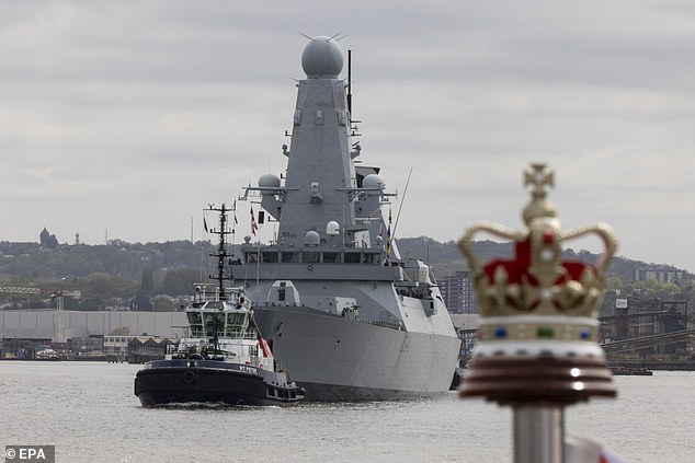 HMS Diamond، المعروفة بأنها جوهرة البحرية الملكية، هي مدمرة من النوع 45 مزودة بأجهزة استشعار عسكرية متطورة، مثل رادار سامبسون، وأسلحة متطورة.