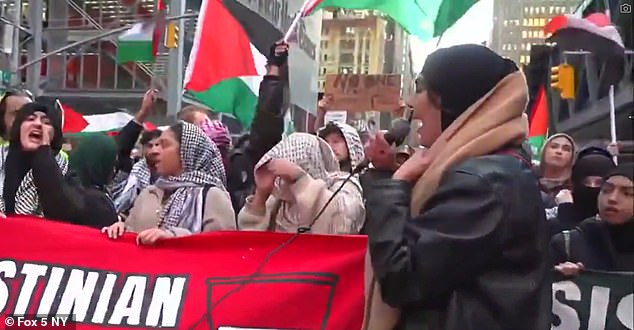وعلى طول الطريق، هتف المتظاهرون في تحدٍ لعلامات تجارية مثل زارا وستاربكس
