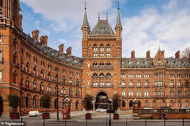 يقع هذا البنتهاوس في St Pancras Chambers بلندن، وهو معروض للبيع مقابل 9.95 مليون جنيه إسترليني عبر وكلاء العقارات في London House.