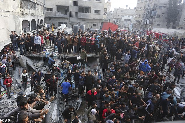 فلسطينيون ينظرون إلى الدمار الذي خلفته غارة إسرائيلية على رفح بقطاع غزة في 20 ديسمبر