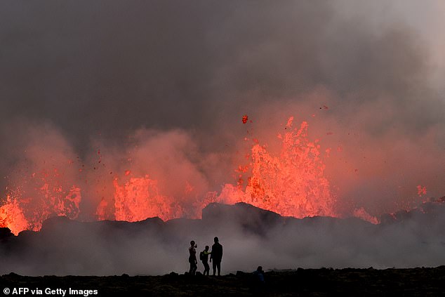 في أواخر 18 ديسمبر، حدث شق يبلغ طوله 2.5 ميلًا وقذف الأرض بمئات الأمتار المكعبة من الحمم البركانية كل ثانية.