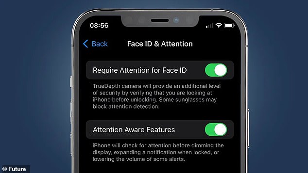 لحل هذه المشكلة، انتقل إلى إعدادات Face ID & Attention لإلغاء تنشيط 