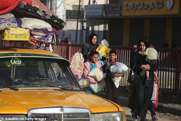 فلسطينيون من سكان مخيم البريج للاجئين يغادرون منازلهم مع أمتعتهم للتوجه نحو مدينة دير البلح بعد أن طلبت منهم قوات الاحتلال الإسرائيلي مغادرة مخيم البريج بغزة، 22 ديسمبر 2023