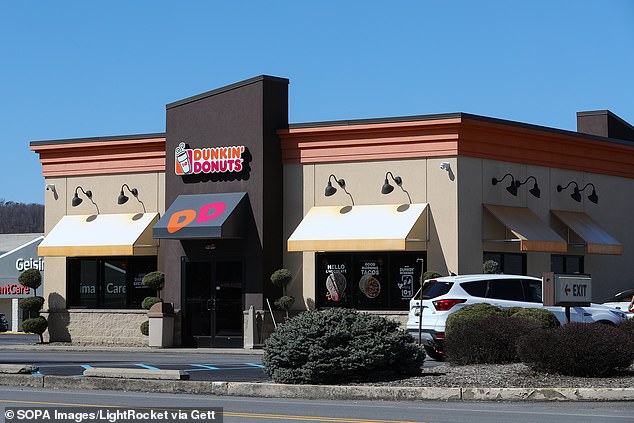 تختلف ساعات عمل Dunkin حسب المتجر، لذا سيحتاج العملاء إلى التحقق مسبقًا عبر الإنترنت