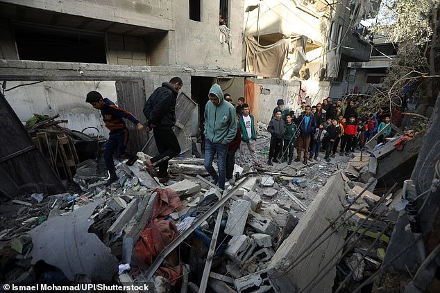 فلسطينيون ينقذون ممتلكاتهم بعد غارة إسرائيلية على رفح جنوب قطاع غزة، الأحد، ديسمبر.  24, 2023