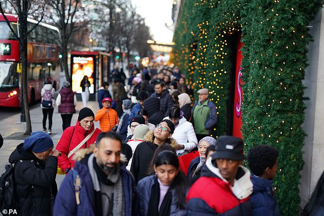 يصطف الناس خارج سيلفريدجز هذا الصباح في يوم يتوقع فيه بعض الخبراء إنفاق أكثر من 4 مليارات جنيه إسترليني في جميع أنحاء بريطانيا.