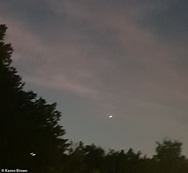 لونها الأبيض اللامع جعلها تبرز في سماء الليل البريطانية. ويأتي ذلك بعد ما يقرب من عقدين من اكتشاف الجسم الغريب الأصلي