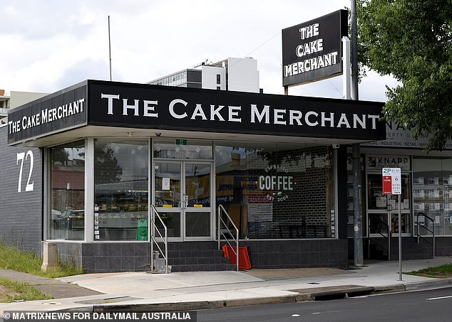 داهم المحققون متاجر The Cake Merchant في ليفربول وكامبلتاون وبونيريغ، قبل الاستيلاء على ثلاثة هواتف محمولة ووثائق مالية أثناء تفتيش منزل الشاه.