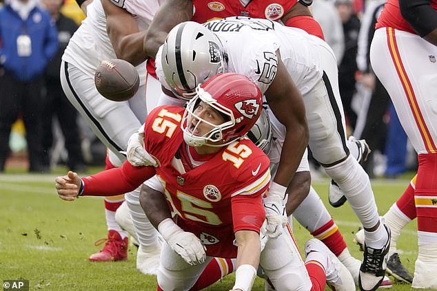 لعب Mahomes and the Chiefs أسوأ مباراة لهم هذا الموسم ضد فريق Las Vegas Raiders