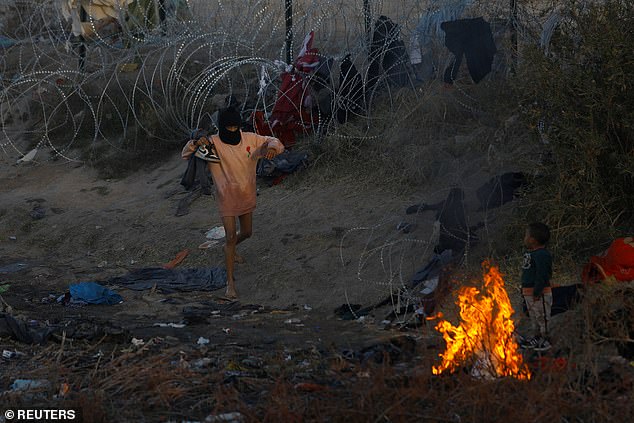 خلال عيد الميلاد، أمضى الآلاف فترة العطلة في الملاجئ والمخيمات.  للتدفئة، شوهد البعض وهم يشعلون الحرائق في أحد المخيمات في سيوداد خواريز بالمكسيك في 28 ديسمبر