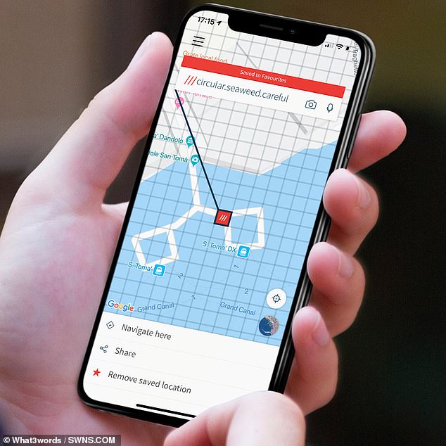 حثت المجموعة المتطوعين على استخدام تطبيق What3Words (في الصورة) إذا عثروا على شيء ما، لذلك عندما يتم إبلاغ الشرطة به، يمكنهم بسهولة العثور على المنطقة (صورة مخزنة)