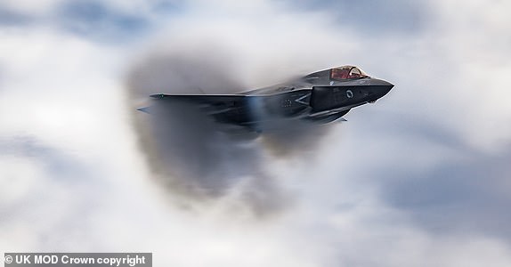 تُظهر الصورة طائرة F-35B Lightning Jet وهي تشكل مخروطًا بخاريًا أثناء تحليقها بالقرب من حاملة الطائرات أثناء عمليات سطح الطيران التي تمت على مدار اليومين حيث أجرت الطائرات هبوطًا عموديًا وإقلاعًا وحفرًا ساخنة (إعادة التزود بالوقود).  تم نشر أفراد من السرب 617، RAF Marham، على متن سفينة HMS Queen Elizabeth لعدة أيام في يوليو 2023 لفترة تكامل الطيران، استعدادًا لنشر مجموعة Carrier Strike Group (CSG) 2023.  RAF Marham هو موطن F-35B Lightning، وهي مقاتلة شبح من الجيل الخامس متعددة الأدوار.  الفائزون في مسابقة التصوير الفوتوغرافي التابعة لسلاح الجو الملكي البريطاني لعام 2023: الفئة د: جائزة ترشيحات لجنة التحكيم لاختيار الجمهور: 10 عنوان الصورة: Vapor Cone المصور: AS1 ناتالي آدامز