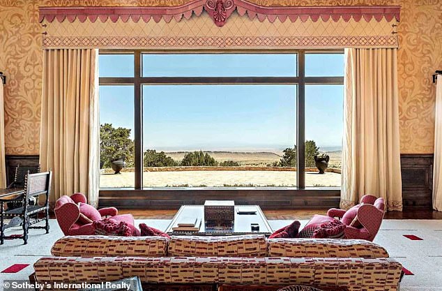 يغطي السكن الرئيسي حوالي 30 ألف قدم مربع مع تصميمات داخلية صممها المصور المغربي الشهير ومصمم الديكور الداخلي ألبرتو بينتو.