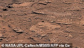 تُظهر هذه الصورة التي التقطتها المركبة الفضائية Curiosity Mars التابعة لناسا صورة مقربة للأنسجة المتموجة على المريخ