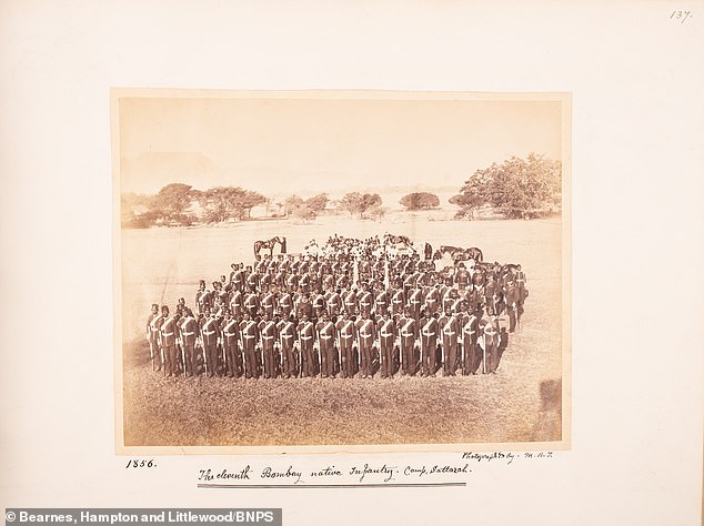 صورة التقطها تانر عام 1856 للفوج الحادي عشر من مشاة بومباي الأصليين، وهي وحدة من القوات الهندية تخدم الإمبراطورية البريطانية