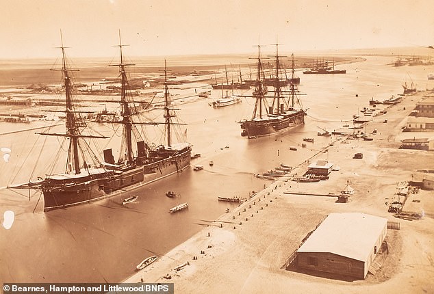 التقط تانر صورة مذهلة لمدخل قناة السويس في عام 1882. وقال نيك سينتي، مدير شركة Bearnes, Hampton & Littlewood:
