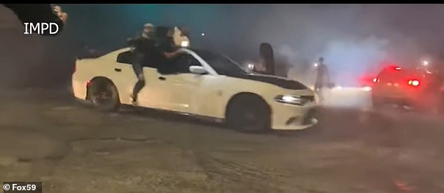 وأظهر مقطع فيديو سائقين يقومون بحركات خطيرة بينما يتدلى الناس من النوافذ