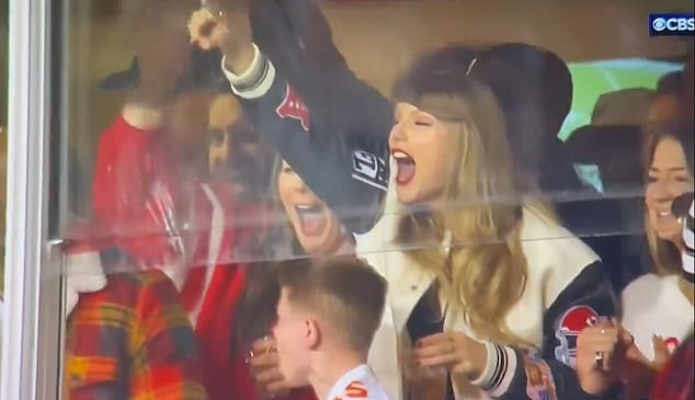 احتفلت سويفت بفوز The Chiefs بقبضة في يدها ومع أحد مشجعي Chiefs الشباب في الجناح