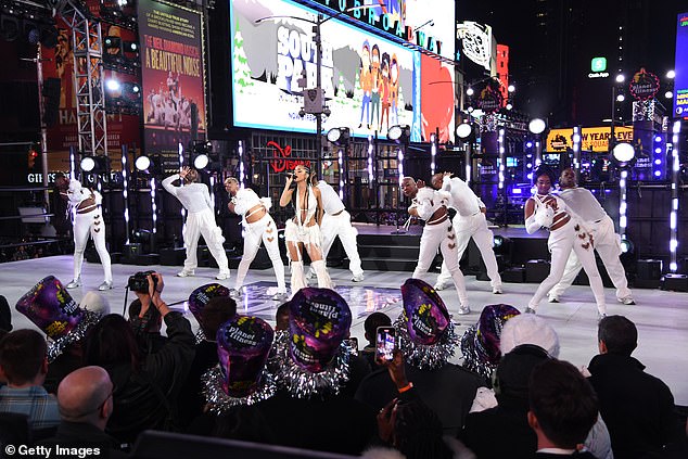 تؤدي Tyla عرضًا بزي أبيض بالكامل خلال احتفال Times Square بليلة رأس السنة الجديدة 2024