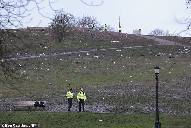 يوفر Primrose Hill أفضل منظر لعرض الألعاب النارية ليلة رأس السنة في عين لندن، ومن المفهوم أن حشودًا كبيرة تجمعت هناك الليلة الماضية