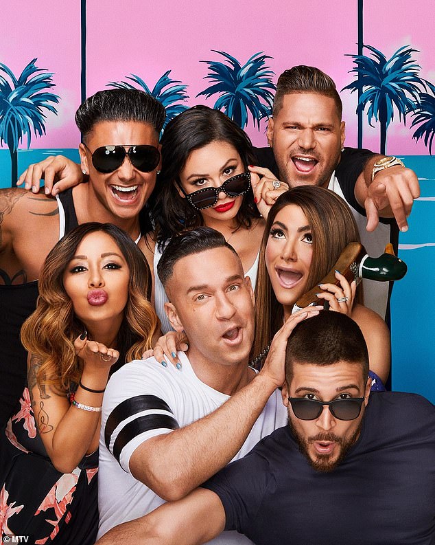 بعد الطلاق، لعبت بيفارنيك (في الصورة في أعلى الوسط) دورًا أكبر في فيلم Jersey Shore: Family Vacation، حيث تنافست مع العديد من أعضاء فريق التمثيل وكشفت سرًا عائليًا خاصًا بها