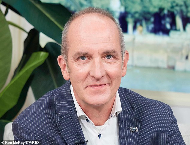 قال الوكيل العقاري الذي يتولى عملية البيع، Auction House، إن المشروع تم تصويره لصالح برنامج Grand Designs، وهو برنامج على القناة الرابعة يستضيفه كيفن ماكلاود (في الصورة)