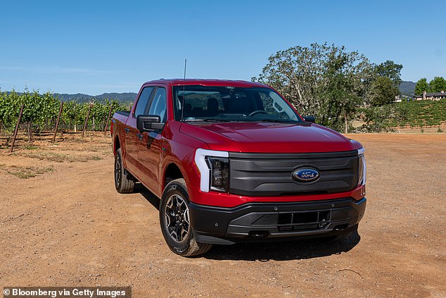 لا تزال سيارة Ford F-150 Lightning مؤهلة للحصول على الائتمان الكامل، لكن شركة صناعة السيارات قالت إنها ستزيد سعر إصداراتها الأقل سعرًا بمقدار 5000 دولار إلى 10000 دولار.