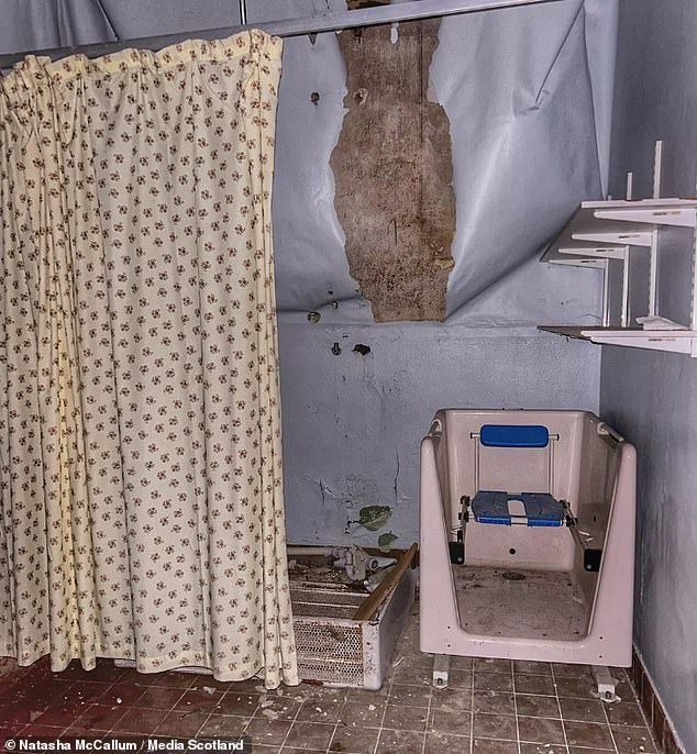 اليوم، أصبحت من بقايا ماضيها السابق، وتترك مبانيها المصنفة من الدرجة الأولى البرد في عمودك الفقري أثناء التجول في العقار الذي تبلغ مساحته 960 فدانًا