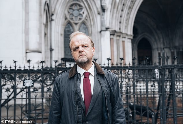 يسلط برنامج ITV، بطولة الممثل الحائز على جوائز توبي جونز، الضوء على معركة آلان بيتس الطويلة ضد مكتب البريد نيابة عن العمال المتهمين بالسرقة من فروعهم، حيث تم سجن العديد منهم باعتبارهم لصوصًا عاديين أو إفلاسهم.