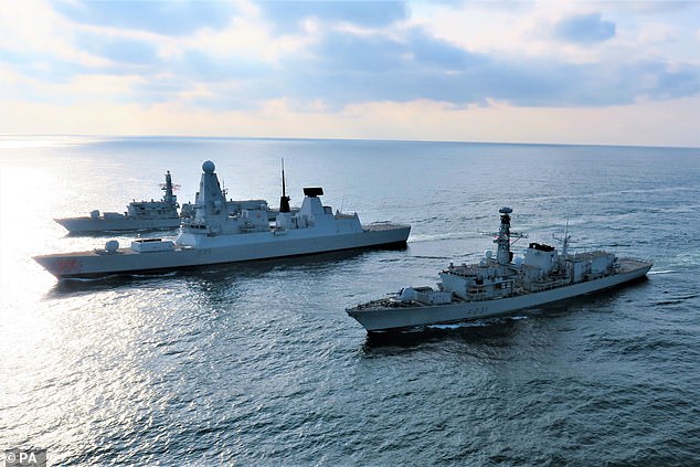 وفقًا للتقارير، تم أيضًا إلغاء سفينة HMS Argyll (يمينًا).  إنها الفرقاطة الأطول خدمة في البحرية من النوع 23