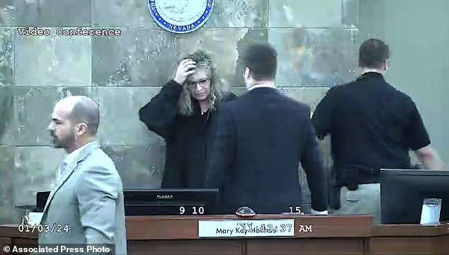 شوهدت القاضية ماري كاي هولثوس وهي تحتضن رأسها بعد أن أطلق ريدن على مكتبها أثناء النطق بالحكم يوم الأربعاء