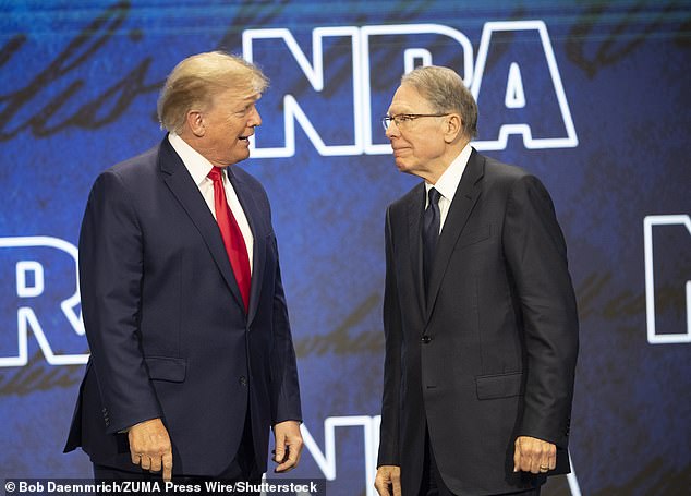 لابيير، الذي تم تصويره في تجمع NRA في عام 2022 مع دونالد ترامب، متهم بتحويل ملايين الدولارات لدفع ثمن أسلوب حياته الفخم