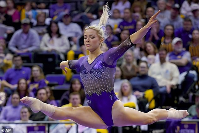 بدأت Dunne موسمها الأول في LSU بدرجة عالية بلغت 9.875 في التمرين على الأرض