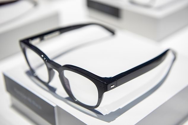 Nuance Audio هي أحدث علامة تجارية من EssilorLuxottica. تحتوي على أدوات مساعدة للسمع في أذرع النظارة، والتي تركز على الصوت القادم من أمام مرتديها