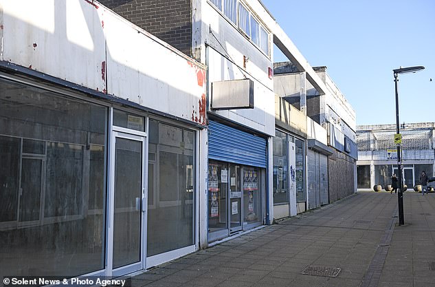 واجهات المتاجر الفارغة في مركز Wellington Way للتسوق قبالة شارع Waterlooville High Street