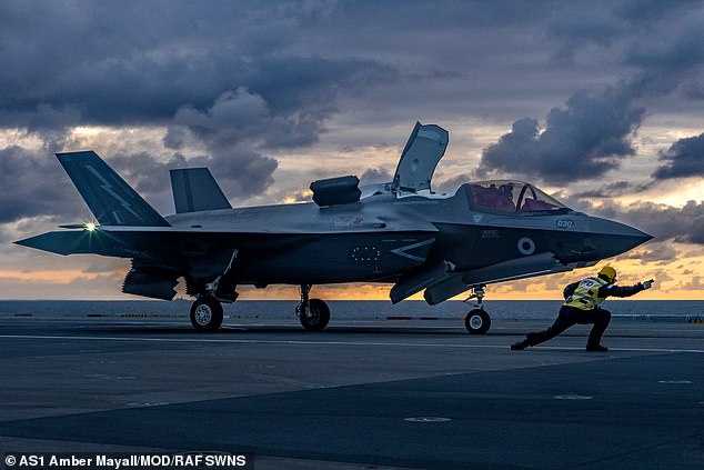 (في الصورة: طائرة F-35B Lightning على متن السفينة HMS Queen Elizabeth) يمكن أن تشارك الطائرات والسفن البحرية البريطانية في الضربات إلى جانب الولايات المتحدة، حسبما ورد